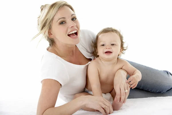 Studio portret van moeder met jonge babyjongen — Stockfoto