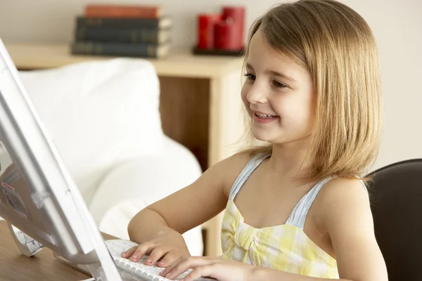 Chica Joven Utilizando Computadora Casa —  Fotos de Stock