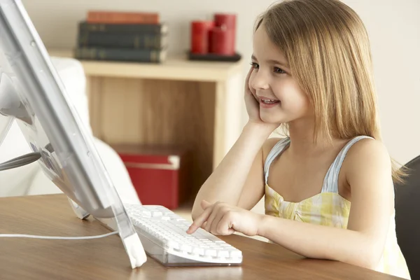 Jong Meisje Met Behulp Van Computer Thuis — Stockfoto