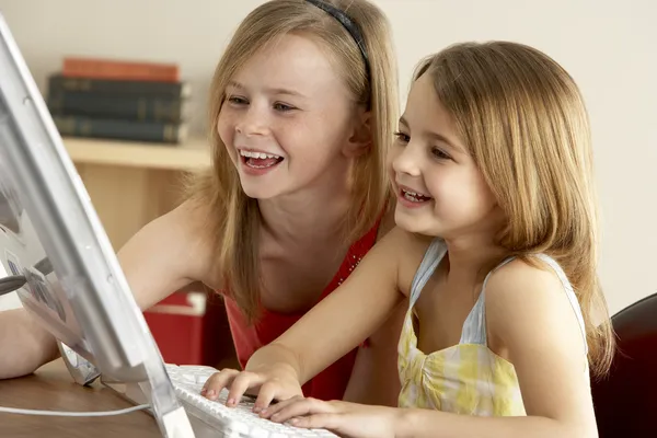 2 年轻女孩在家中使用计算机 — 图库照片