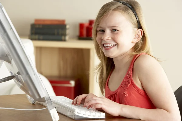 Genç Kız Evde Bilgisayar Kullanıyor — Stok fotoğraf