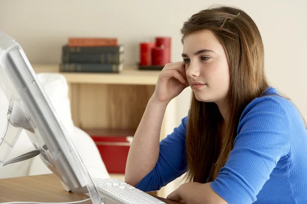 Menina adolescente usando computador em casa — Fotografia de Stock