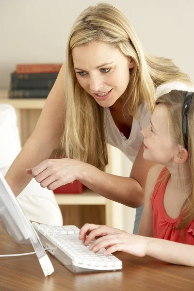 Matka i córka w domu przy użyciu komputera — Zdjęcie stockowe