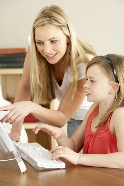 Madre e hija en casa usando computadora —  Fotos de Stock