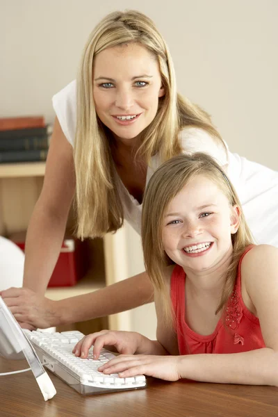 Anne ve kızı evde bilgisayar kullanma — Stok fotoğraf