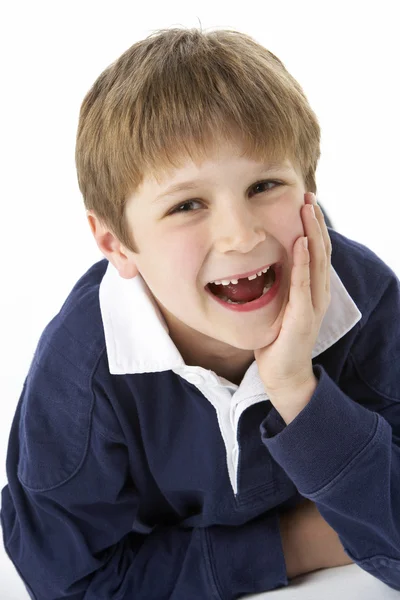 Студийный портрет смеющегося мальчика — стоковое фото