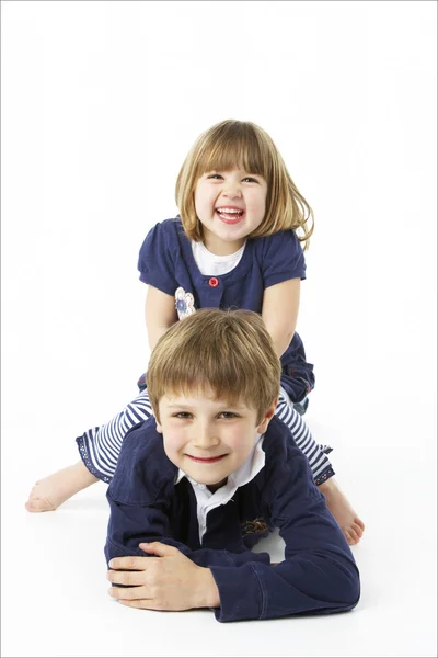 Studio porträtt av glad bror och syster — Stockfoto