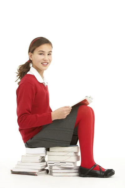 Studentin Uniform Sitzt Auf Bücherstapel Und Liest — Stockfoto