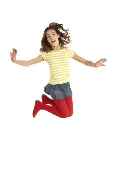 中期空气工作室拍摄的年轻女孩在空气中跳跃 — 图库照片