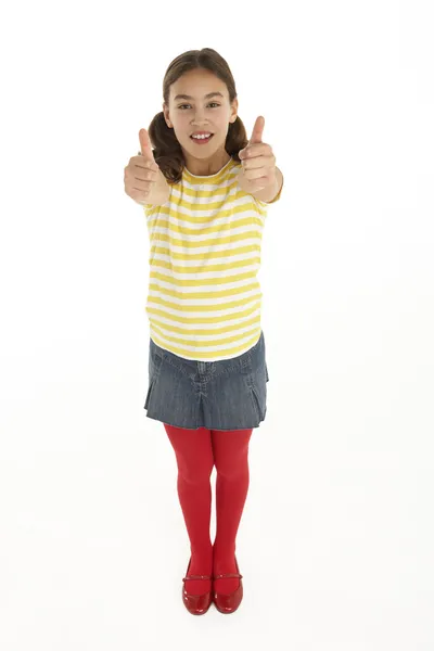 Студийный Портрет Счастливой Молодой Девушки Подающей Большие Пальцы — стоковое фото