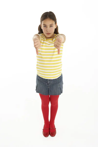 Estudio retrato de desafiante joven chica dando pulgares abajo gesto — Foto de Stock