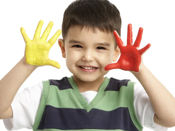 Retrato do estúdio do menino com as mãos pintadas — Fotografia de Stock
