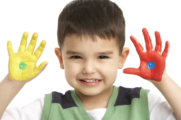 Retrato do estúdio do menino com as mãos pintadas — Fotografia de Stock