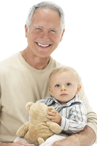 Studiový portrét dědeček hospodářství vnuk s Medvídek — Stock fotografie