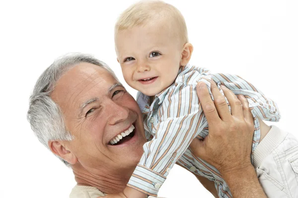 Студийный портрет дедушки, держащего внука — стоковое фото