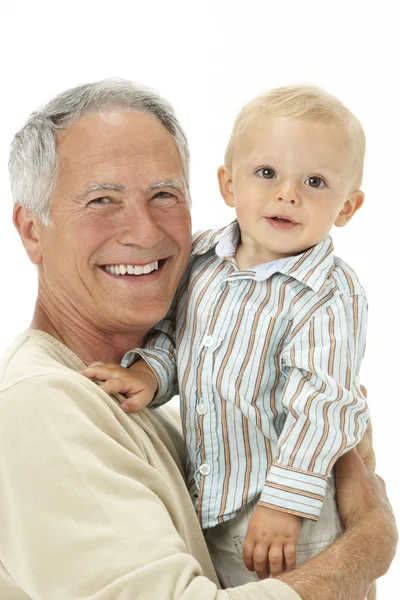 Estudio retrato del abuelo sosteniendo nieto — Foto de Stock