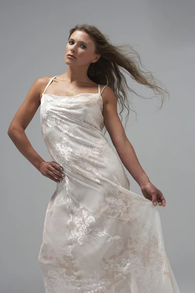 Estúdio Comprimento Total Tiro Mulher Jovem Vestido Noite Branco — Fotografia de Stock