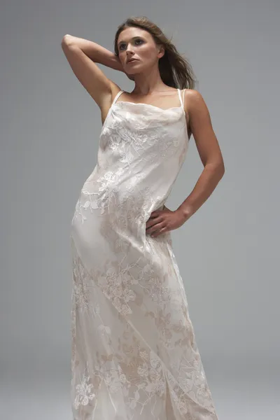 Largura completa Studio Shot de mujer joven en vestido de noche blanco —  Fotos de Stock