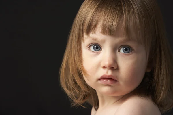 Close-up van studio portret van triest jong meisje — Stockfoto