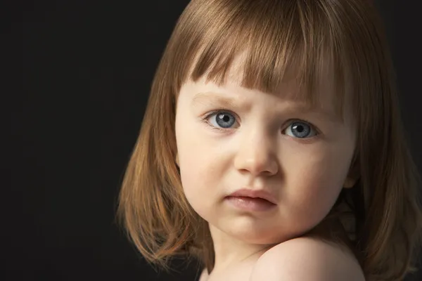 Primer plano estudio retrato de triste joven chica — Foto de Stock