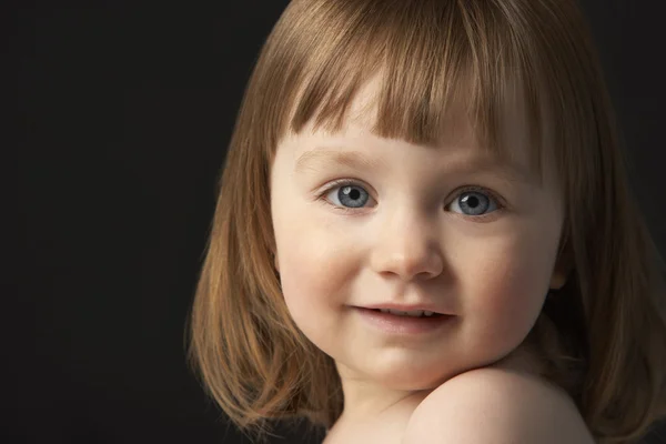 Primer plano estudio retrato de sonriente joven chica — Foto de Stock
