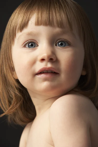 Közelről stúdió mosolygó fiatal lány portréja — Stock Fotó