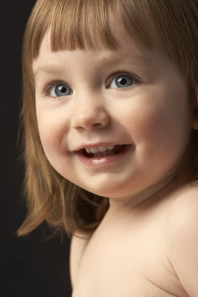 Primer plano estudio retrato de sonriente joven chica —  Fotos de Stock
