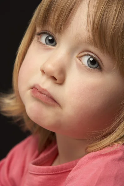 Close-up van studio portret van triest jong meisje — Stockfoto