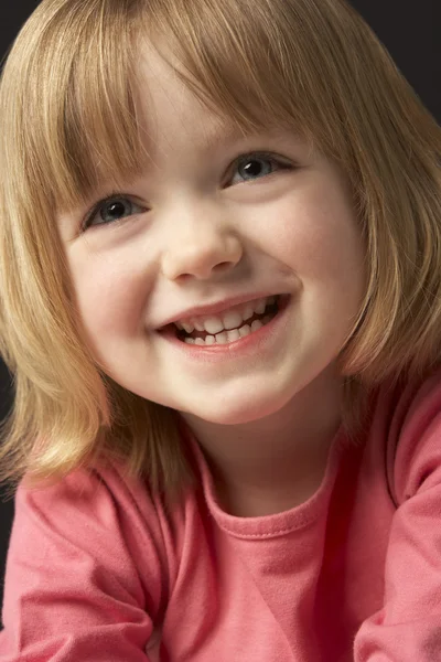Studio Portret Uśmiechający Się Młoda Dziewczyna Bliska — Zdjęcie stockowe