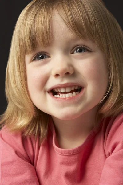 Κοντινό Πλάνο Στούντιο Πορτρέτο Του Χαμογελαστό Νεαρό Κορίτσι — Φωτογραφία Αρχείου