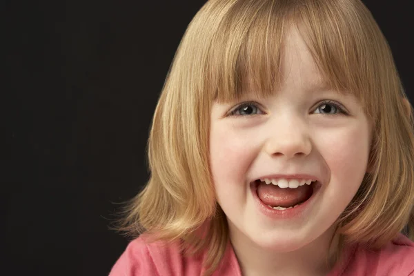 Närbild studio porträtt av leende ung flicka — Stockfoto