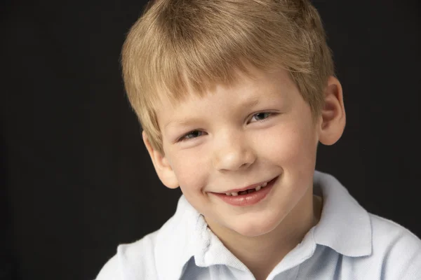 Portret chłopca, uśmiechający się — Zdjęcie stockowe