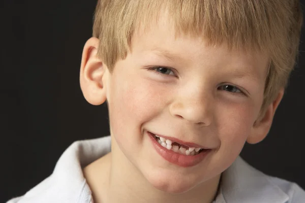 Studioporträt eines lächelnden Jungen — Stockfoto