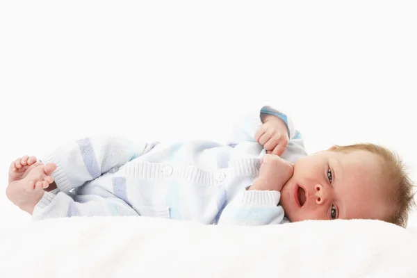 Deitado bebê na toalha — Fotografia de Stock