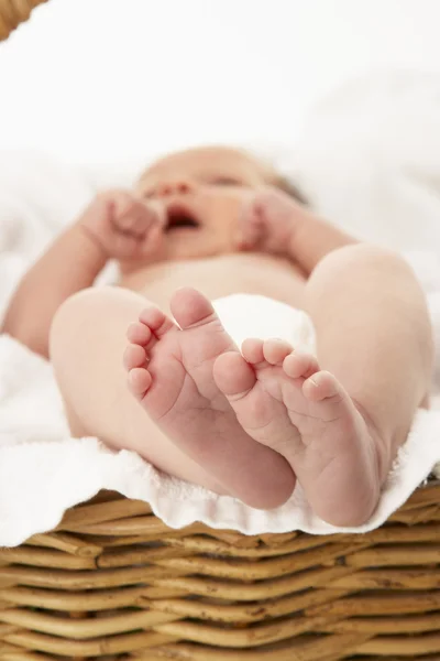 タオルの上に赤ちゃんの足のクローズ アップ — ストック写真