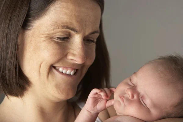 Anne kucağında yeni doğmuş bir bebek — Stok fotoğraf
