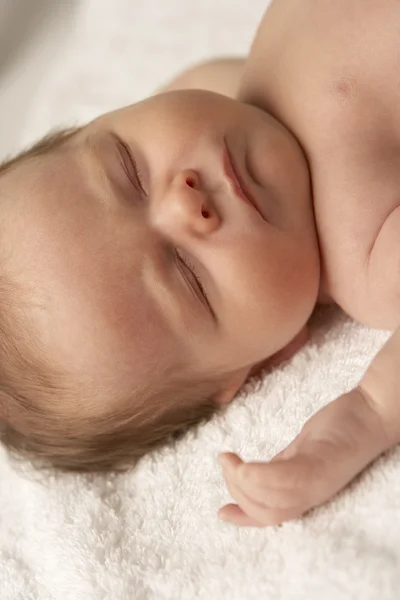 Närbild på baby sover på handduk — Stockfoto