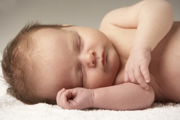 Primer plano del bebé durmiendo en la toalla —  Fotos de Stock