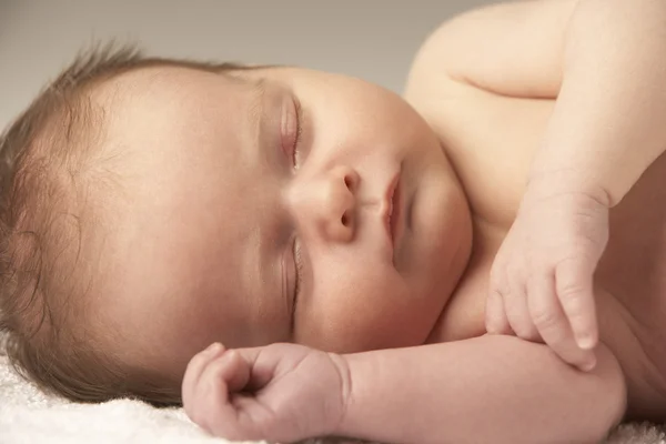 タオルで寝ている赤ん坊のクローズ アップ — ストック写真