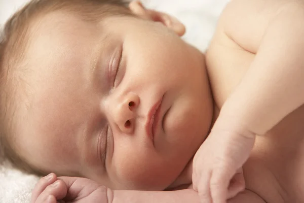 Bliska Dziecko Śpi Ręcznik — Zdjęcie stockowe