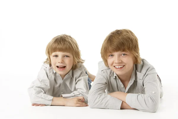 Två Unga Pojkar Liggande Mage Studio — Stockfoto