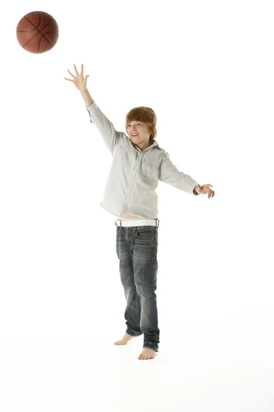 Мальчик Прыгает Баскетбола Студии — стоковое фото