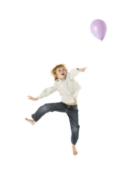 小男孩与气球在工作室里跳 — 图库照片