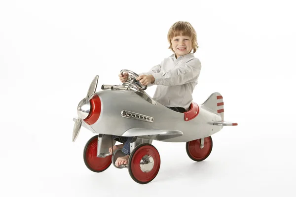 Junge Sitzt Spielzeugflugzeug — Stockfoto