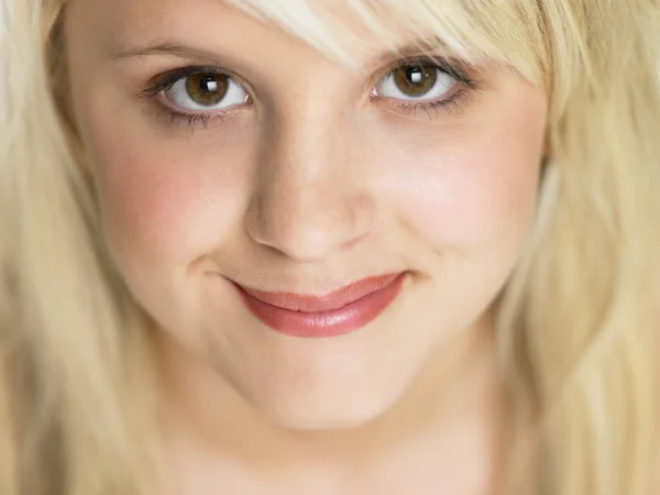 Blisko studio portret blondynka nastolatka — Zdjęcie stockowe