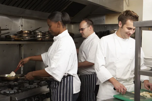Team van koks bereiden van voedsel in restaurant keuken — Stockfoto