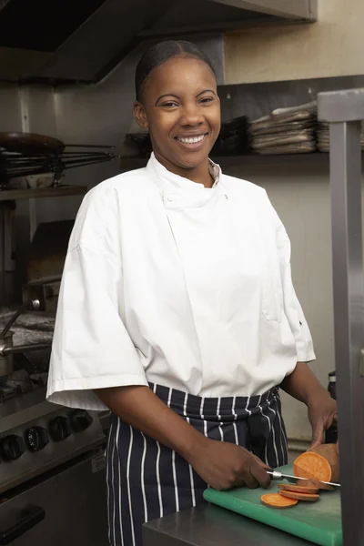 Chef femminile che prepara verdure nella cucina del ristorante — Foto Stock