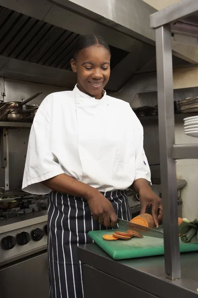 Chef Feminino Preparando Legumes Cozinha Restaurante — Fotografia de Stock