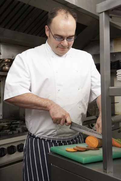 Mannelijke Chef Kok Voorbereiding Van Groenten Restaurant Keuken — Stockfoto