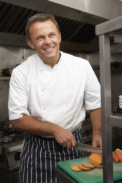 Male Chef Preparing Vegetables Restaurant Kitchen — Stock Photo, Image